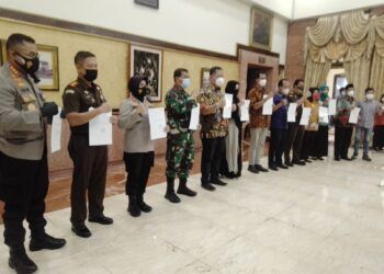 Sebanyak 16 penerima vaksin sinovac tahap kedua yang terdiri dari jajaran forkopimda dan tokoh masyarakat pada Jumat (29/01/2021), di Balai Kota Surabaya. Untuk kalangan menengah ke atas diharapkan bisa vaksinasi secara mandiri. (Foto: Rangga Aji/Tugu Malang)