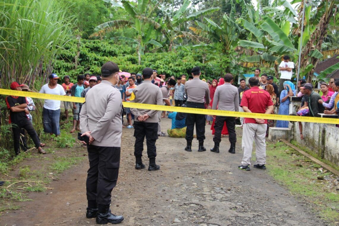 Gara-gara rebutan tanah bengkok, ayah dan anak atas nama Mujiono dan Irwan, warga Sumbermanjing Wetan, Kabupaten Malang, harus meninggal dunia karena duel dengan kepala dusun yang baru. (Foto:Rap/Tugu Jatim)