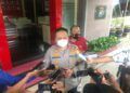 Kapolres Malang AKBP Hendri Umar saat memberikan keterangan soal peristiwa carok yang diduga ada unsur pembunuhan karena rebutan hasil bumi di tanah bengkok, Desa Klepu, Kabupaten Malang. (Foto: Rap/Tugu Jatim)