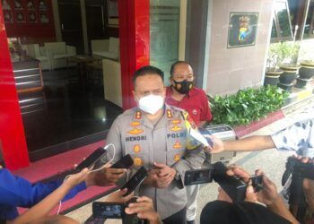Kapolres Malang AKBP Hendri Umar saat memberikan keterangan soal peristiwa carok yang diduga ada unsur pembunuhan karena rebutan hasil bumi di tanah bengkok, Desa Klepu, Kabupaten Malang. (Foto: Rap/Tugu Jatim)