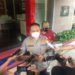 Kapolres Malang AKBP Hendri Umar saat memberikan keterangan soal peristiwa carok yang diduga ada unsur pembunuhan karena rebutan hasil bumi di tanah bengkok, Desa Klepu, Kabupaten Malang. (Foto: Rap/Tugu Jatim)