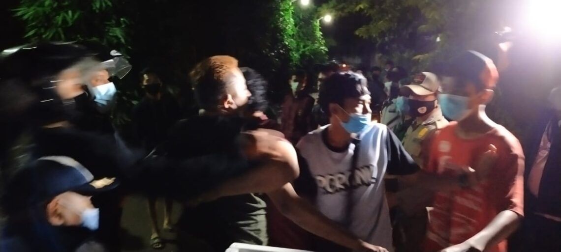Terjaring 50 Pelanggar, Operasi Yustisi PPKM Tahap Kedua di Tuban Ricuh 1 Petugas gabungan saat melaksanakan operasi yustisi PPKM kedua di Tuban. Sempat terjadi kericuhan dengan pemilik warung saat diperiksa. (Foto: Humas Satpol PP Tuban/Tugu Jatim)