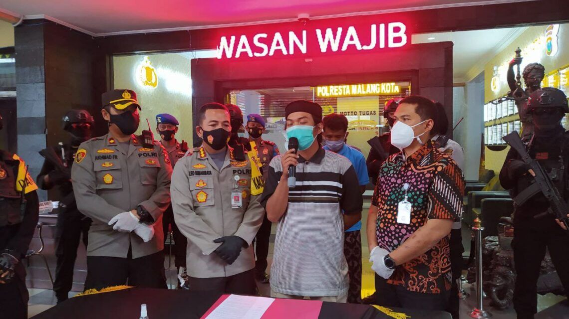 2 Tersangka Pemukulan Bebas, Proses Hukum Insiden Jenazah Covid-19 Tertukar di Malang Dihentikan 1 Kapolresta Malang Kota Kombes Pol Leonardus Simarmata saat menghentikan proses hukum kepada tersangka pemukulan petugas pemulasaraan jenazah Covid-19 yang tertukar saat dikebumikan. (Foto/Azmy/Tugu Jatim)