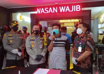 Kapolresta Malang Kota Kombes Pol Leonardus Simarmata saat menghentikan proses hukum kepada tersangka pemukulan petugas pemulasaraan jenazah Covid-19 yang tertukar saat dikebumikan. (Foto/Azmy/Tugu Jatim)