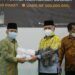 Kemenag Salurkan Bantuan Rp 200 Juta untuk Masyarakat Terdampak Banjir di Kalsel 9 Sekjen Kemenag RI Nizar Ali (kanan) menyerahkan bantuan untuk warga terdampak banjir kepada Kakanwil Kemenag Kalimantan Selatan Noor Fahmi (kiri). (Foto:Humas Kemenag RI/Tugu Jatim)