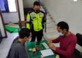 Petugas memeriksa dan menginterogasi pelaku pelanggar markah jalan sekaligus pembawa narkoba di Tuban saat mengemudi. (Humas: Polres Tuban/Tugu Jatim)