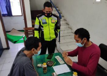 Petugas memeriksa dan menginterogasi pelaku pelanggar markah jalan sekaligus pembawa narkoba di Tuban saat mengemudi. (Humas: Polres Tuban/Tugu Jatim)