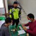 Ugal-ugalan di Jalan, Seorang Pengemudi Malah Ditangkap Polres Tuban karena Bawa Sabu-Sabu 9 Petugas memeriksa dan menginterogasi pelaku pelanggar markah jalan sekaligus pembawa narkoba di Tuban saat mengemudi. (Humas: Polres Tuban/Tugu Jatim)