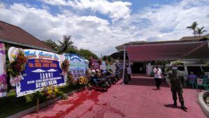 Mantan Wagub Jatim Era 95, Brigjen Purn Abdul Hamid Mahmud Tutup Usia 2 Karangan bunga untuk (almarhum) Brigjen Purn Abdul Hamid Mahmud di rumah duka. (Foto: Azmy/Tugu Jatim)