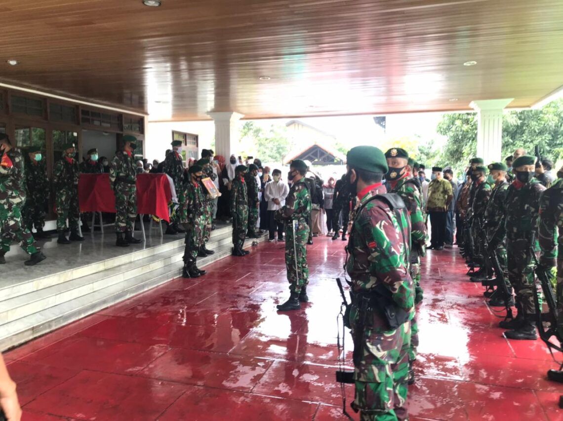 Mantan Wagub Jatim Era 95, Brigjen Purn Abdul Hamid Mahmud Tutup Usia 1 Suasana pelepasan jenazah mantan bupati Malang dan wakil gubernur Jatim (almarhum) Brigjen Purn Abdul Hamid Mahmud di Jalan Kalimosodo No,12, Kota Malang, Minggu (31/1/2021). Dia tutup usia di umur 79 tahun. (Foto: Azmy/Tugu Jatim)