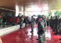 Suasana pelepasan jenazah mantan bupati Malang dan wakil gubernur Jatim (almarhum) Brigjen Purn Abdul Hamid Mahmud di Jalan Kalimosodo No,12, Kota Malang, Minggu (31/1/2021). Dia tutup usia di umur 79 tahun. (Foto: Azmy/Tugu Jatim)