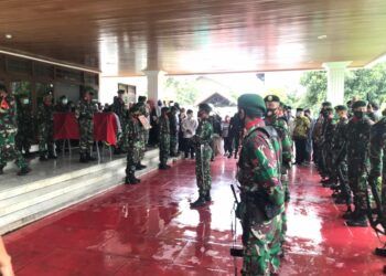 Suasana pelepasan jenazah mantan bupati Malang dan wakil gubernur Jatim (almarhum) Brigjen Purn Abdul Hamid Mahmud di Jalan Kalimosodo No,12, Kota Malang, Minggu (31/1/2021). Dia tutup usia di umur 79 tahun. (Foto: Azmy/Tugu Jatim)