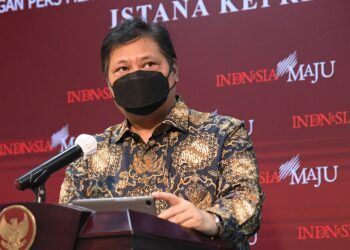 Menko Perekonomian Airlangga Hartarto memberikan keterangan pers usai Rapat Terbatas yang dipimpin oleh Presiden Joko Widodo, di Jakarta, Kamis (21/01/2021). (Foto: Humas Sekretariat Kabinet)