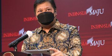Menko Perekonomian Airlangga Hartarto memberikan keterangan pers usai Rapat Terbatas yang dipimpin oleh Presiden Joko Widodo, di Jakarta, Kamis (21/01/2021). (Foto: Humas Sekretariat Kabinet)