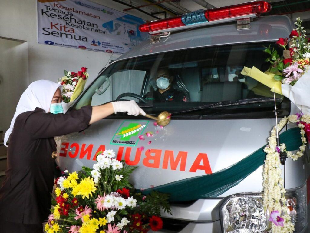 Bupati Bojonegoro, Anna Mu'awanah saat meresmikan ambulans di RSUD Sumberrejo, Bojonegoro. (Foto: Humas Pemkab Bojonegoro/Tugu Jatim)