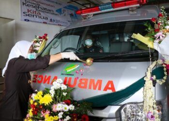 Bupati Bojonegoro, Anna Mu'awanah saat meresmikan ambulans di RSUD Sumberrejo, Bojonegoro. (Foto: Humas Pemkab Bojonegoro/Tugu Jatim)