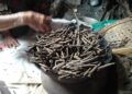 Ampo, makanan tradisional khas Tuban yang terbuat dari tanah liat. (Foto: Moch Abdurrochim/Tugu Jatim)