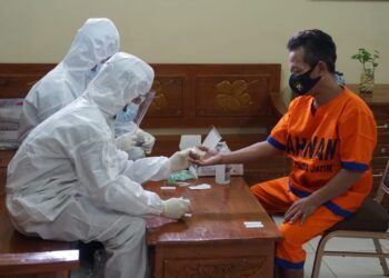 Tahanan tengah menjalani pemeriksaan kesehatan dan rapid test. (Foto: Rangga Aji/Tugu Jatim)