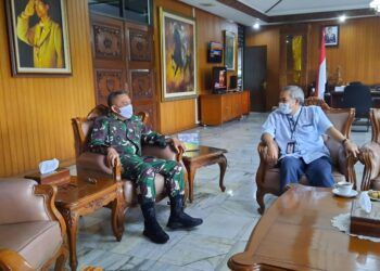Pangdam IV/Diponegoro Mayjen TNI Bakti Agus Fadjari bersama Dr Aqua Dwipayana. (Foto: Dokumen)