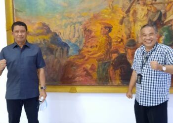 Pangdam V/Brawijaya Mayjen TNI Suharyanto bersama Dr Aqua Dwipayana. Foto diambil dengan protokol kesehatan dengan jarak 2 meter. (Foto: Dokumen)