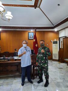 Pangdam IV/Diponegoro Mayjen TNI Bakti Agus Fadjari bersama Dr Aqua Dwipayana. (Foto: Dokumen)