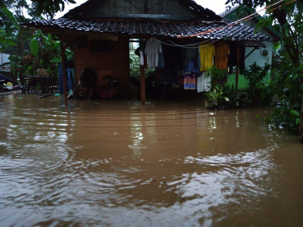 Banjir di wilayah Tuban yang merendam 2 desa. (Foto: Moch Abdurrochim/Tugu Jatim)