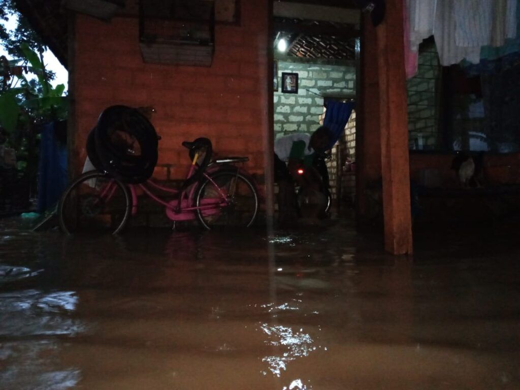 Banjir yang terjadi di Tuban, Jumat (8/1/2021) malam. (Foto: Moch Abdurrochim/gg)