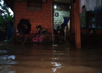Banjir yang terjadi di Tuban, Jumat (8/1/2021) malam. (Foto: Moch Abdurrochim/gg)