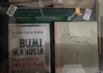 Buku pertama dari Tetralogi Pulau Buru karya Pramoedya Ananta Toer yang tersimpan di Perpustakaan Medayu Agung Surabaya. (Foto: Rangga Aji/Tugu Jatim)