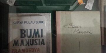 Buku pertama dari Tetralogi Pulau Buru karya Pramoedya Ananta Toer yang tersimpan di Perpustakaan Medayu Agung Surabaya. (Foto: Rangga Aji/Tugu Jatim)