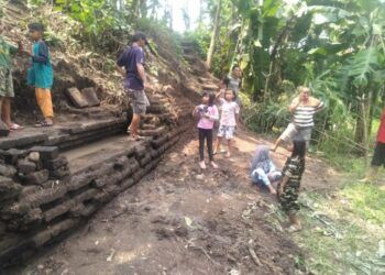 Temuan struktur batu bata yang diduga merupakan saluran air dekat Candi Belahan, Pasuruan. (Foto: YouTube/Arkeovlog Indo)