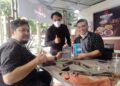 CEO Tugu Media Group, Irham Thoriq; General Manager Tugu Jatim, Bayu Eka Novanta, dan pemilik restoran seafood Capiting, Yudha Setiawan. (Foto: Rangga Aji/Tugu Jatim)