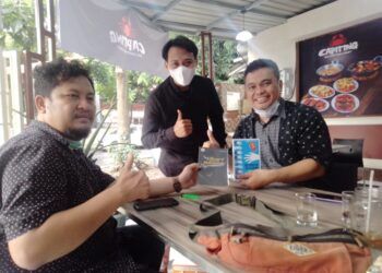 CEO Tugu Media Group, Irham Thoriq; General Manager Tugu Jatim, Bayu Eka Novanta, dan pemilik restoran seafood Capiting, Yudha Setiawan. (Foto: Rangga Aji/Tugu Jatim)