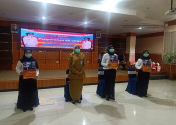 Penyerahan SK kepada CPNS di lingkungan Pemprov Jatim yang digelar luring maupun daring oleh Gubernur Jatim, Khofifah Indar Parawansa. (Foto: Pemprov Jatim) tugu jatim