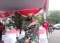 Danrem) 084 Bhaskara Jaya, Brigjen TNI Herman Hidayat Eko Atmojo memegang lengan kirinya usai vaksinasi COVID-19, Jumat (15/1/2021). (Foto: Rangga Aji/Tugu Jatim)