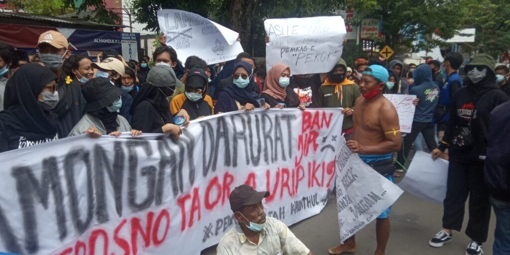 Suasana aksi unjuk rasa yang dilakukan oleh ratusan warga Lamongan, Rabu (13/1/2021). (Foto: Agus Setiawan/Tugu Jatim)