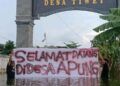 Warga melakukan protes terkait banjir yang terjadi di Lamongan. (Foto: Agus Set/Tugu Jatim)