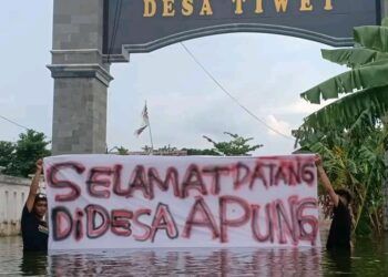Warga melakukan protes terkait banjir yang terjadi di Lamongan. (Foto: Agus Set/Tugu Jatim)
