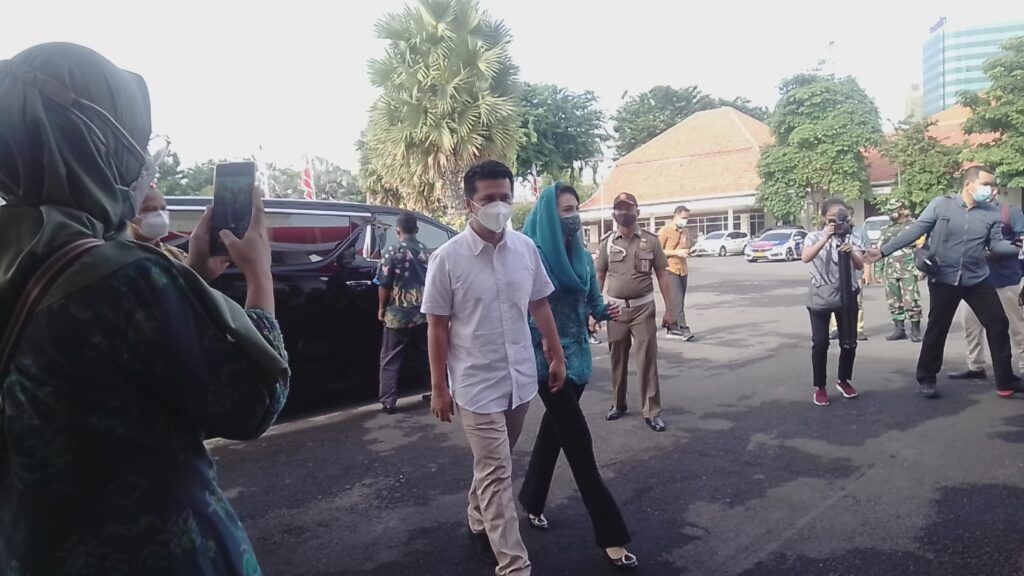 Emil Dardak bersama Arumi Bachsin ketika datang di Gedung Negara Grahadi, Surabaya, Kamis (14/1/2021).. (Foto: Rangga Aji/Tugu Jatim)