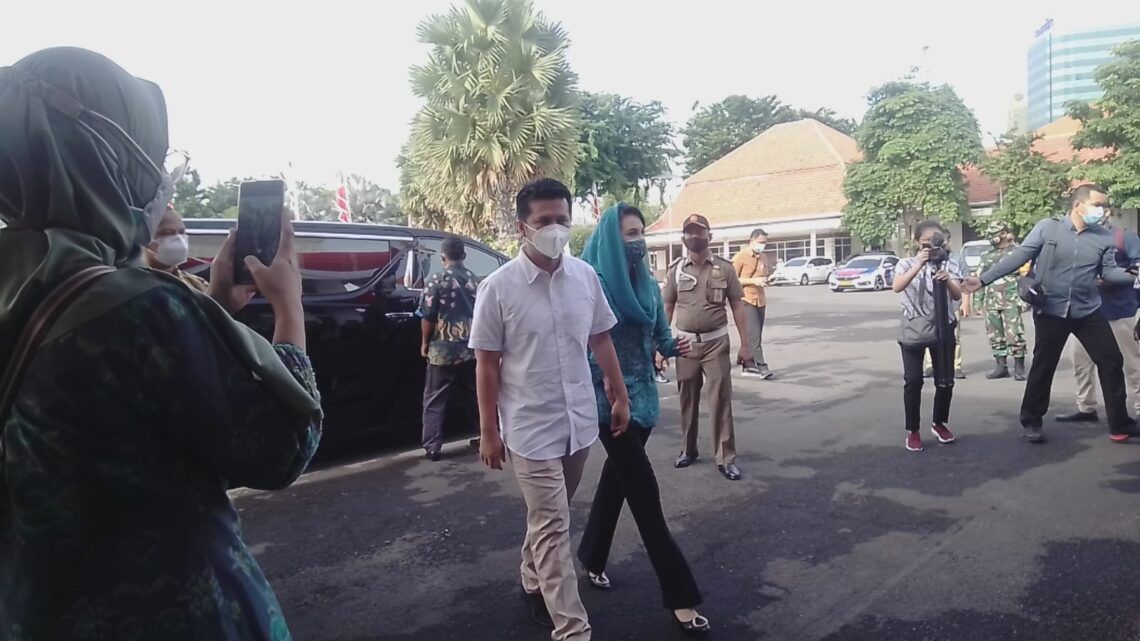 Arumi Bachsin Batal Divaksin Bareng Emil Dardak, Ada Apa? 1 Emil Dardak bersama Arumi Bachsin ketika datang di Gedung Negara Grahadi, Surabaya, Kamis (14/1/2021).. (Foto: Rangga Aji/Tugu Jatim)