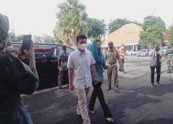 Emil Dardak bersama Arumi Bachsin ketika datang di Gedung Negara Grahadi, Surabaya, Kamis (14/1/2021).. (Foto: Rangga Aji/Tugu Jatim)