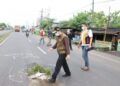 Emil Dardak, Wagub Jatim sedang melakukan peninjauan jalan berlubang di Jalan Nasional Mojokerto-Peterongan. (Foto: Kominfo Jatim) tugu jatim