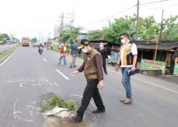 Emil Dardak, Wagub Jatim sedang melakukan peninjauan jalan berlubang di Jalan Nasional Mojokerto-Peterongan. (Foto: Kominfo Jatim) tugu jatim