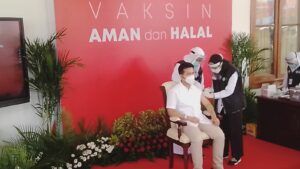 Emil Dardak ketika menjalani vaksinasi di Gedung Negara Grahadi, Surabaya. (Foto: Rangga Aji/Tugu Jatim)