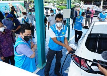Menteri BUMN Erick Thohir saat melakukan uji coba mobil listrik dan pengecekan kesiapan stasiun pengisian kendaraan listrik (charging station) di Bali, Sabtu (02/01/2021). (Foto: Humas Kementerian BUMN)