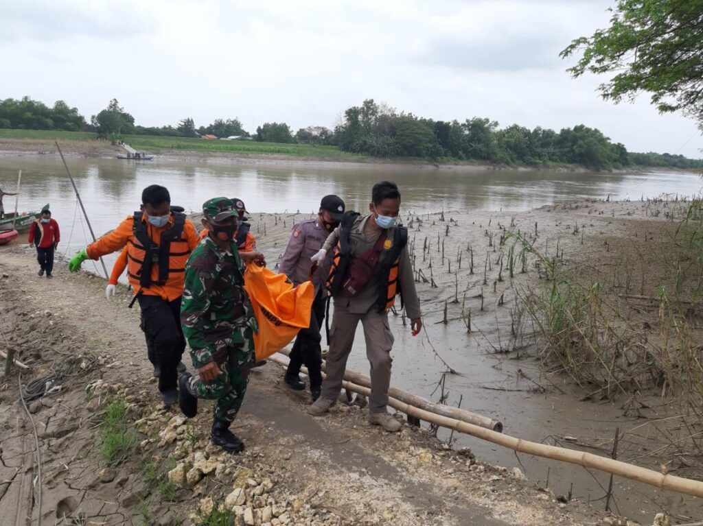 Petugas BPBD Kabupaten Tuban saat mengevakuasi korban yang terapung di Sungai Bengaawan Solo, Rabu (20/1/2021). (Foto: BPBD Tuban)