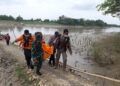 Petugas BPBD Kabupaten Tuban saat mengevakuasi korban yang terapung di Sungai Bengaawan Solo, Rabu (20/1/2021). (Foto: BPBD Tuban)