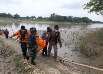 Petugas BPBD Kabupaten Tuban saat mengevakuasi korban yang terapung di Sungai Bengaawan Solo, Rabu (20/1/2021). (Foto: BPBD Tuban)
