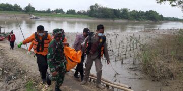 Petugas BPBD Kabupaten Tuban saat mengevakuasi korban yang terapung di Sungai Bengaawan Solo, Rabu (20/1/2021). (Foto: BPBD Tuban)