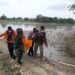 Mayat Perempuan Ditemukan Mengapung di Sungai Bengawan Solo, Tuban 8 Petugas BPBD Kabupaten Tuban saat mengevakuasi korban yang terapung di Sungai Bengaawan Solo, Rabu (20/1/2021). (Foto: BPBD Tuban)